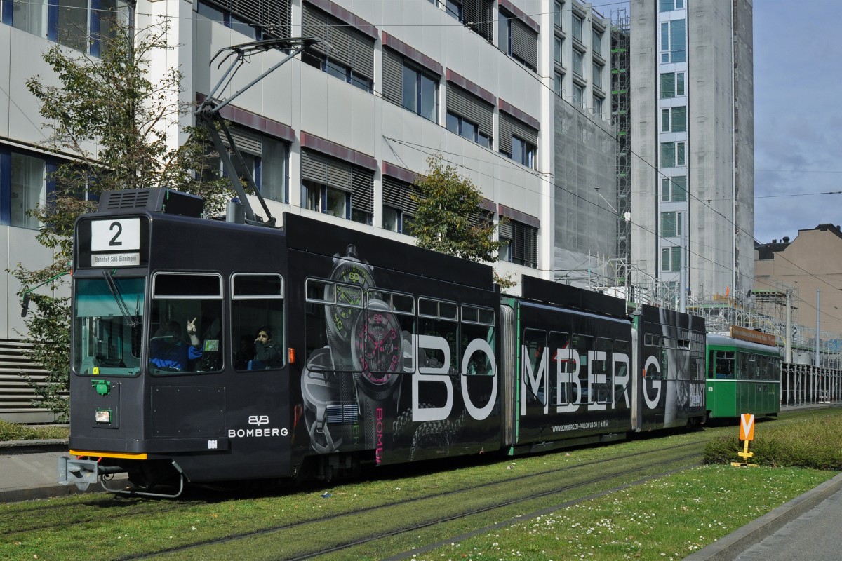 Be 4/6 S 661 mit der neuen Bomberg Werbung anlässlich der Messe Basel World zusammen mit dem B 1479 auf der Linie 2 kurz vor der Haltestelle Gewerbeschule. Die Aufnahme stammt vom 05.03.2015.