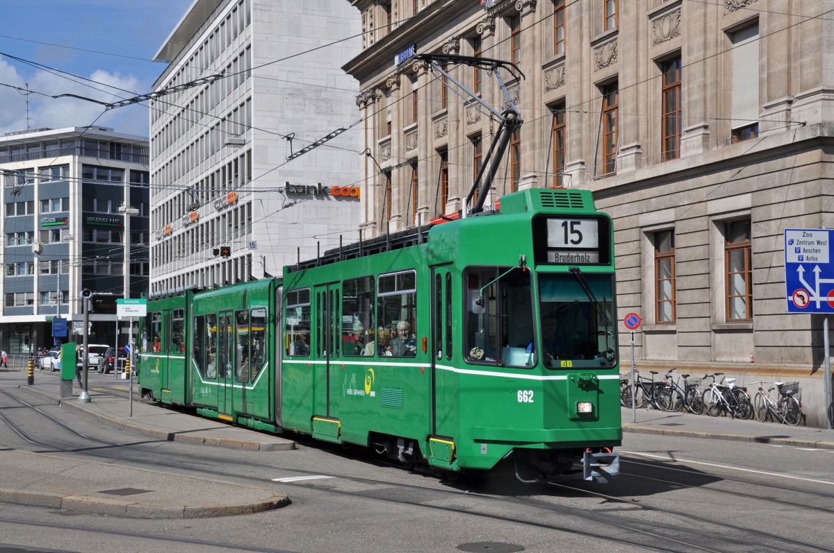 Be 4/6 S 662 auf der Linie 15 fährt zur provisorischen Haltestelle am Aeschenplatz. Die Aufnahme stammt vom 18.08.2014.