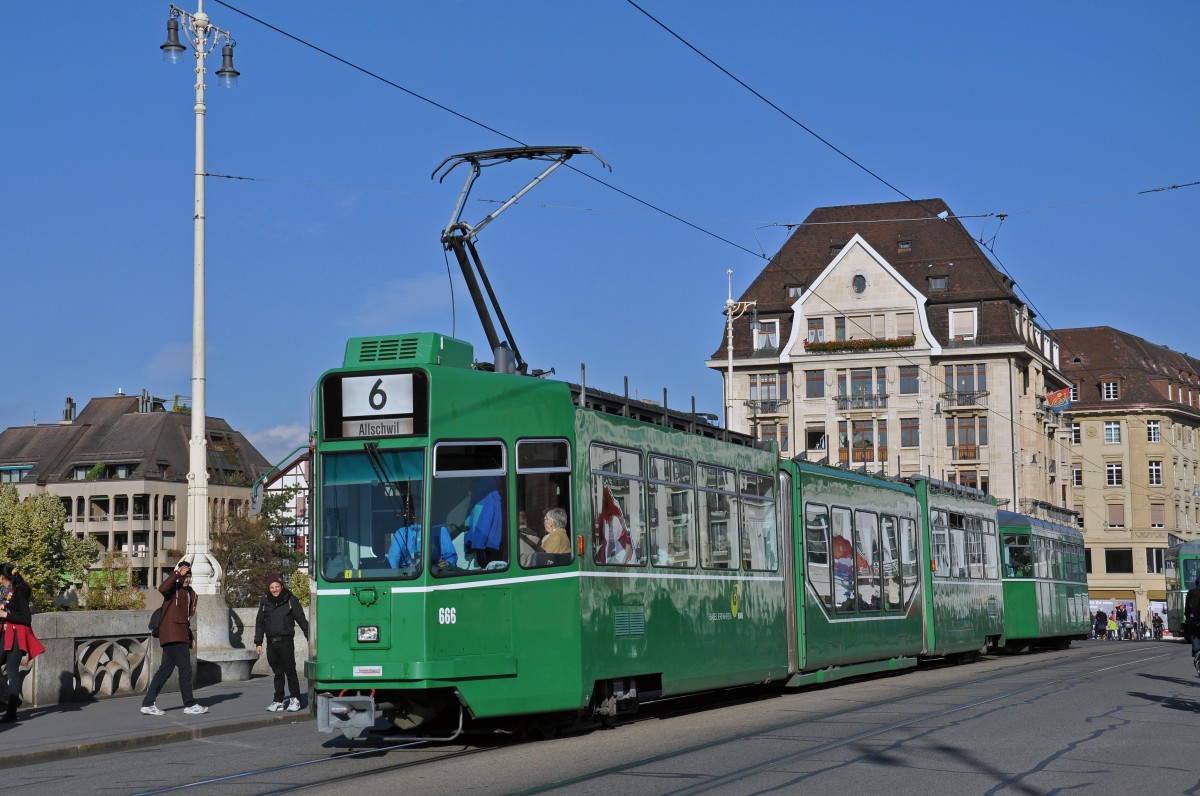 Be 4/6 S 666 zusammen mit einem B4 auf der Linie 6 überqueren die Mittlere Rheinbrücke. Die Aufnahme stammt vom 29.10.2014.