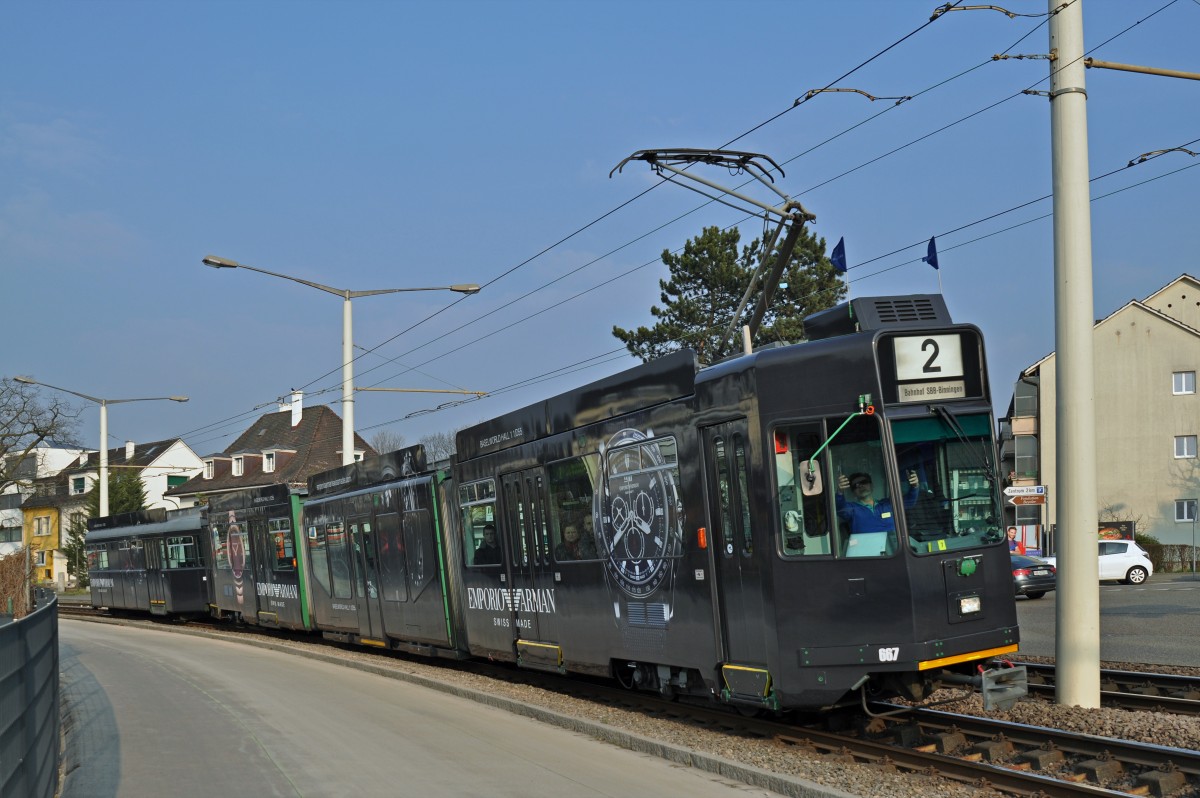 Be 4/6 S 667 zusammen mit dem B 1434 mit der Werbung für Emporio Armani, anlässlich der Messe Basel World 15, fahren zur Haltestelle Habermatten. Die Aufnahme stammt vom 19.03.2015.