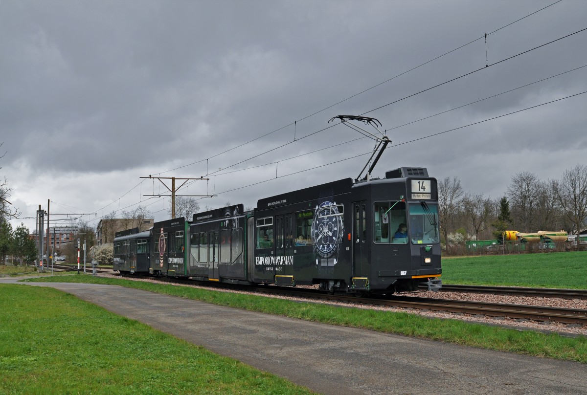 Be 4/6 S 667 zusammen mit dem B 1434 und der Werbung für Emporio Armani, anlässlich der Messe Basel World, fährt auf der Linie 14 zur Haltestelle Lachmatt. Die Aufnahme stammt vom 01.04.2015. 