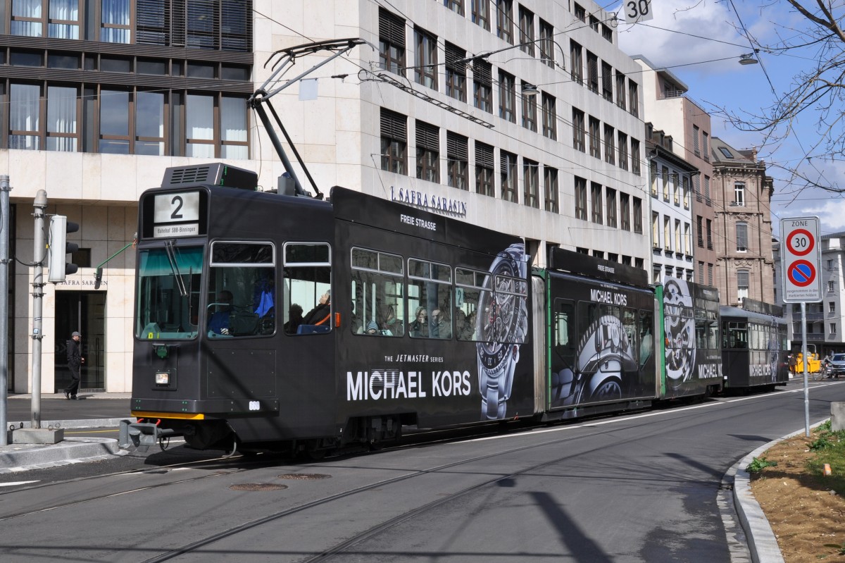 Be 4/6 S 669 zusammen mit dem B 1458 und der Werbung für Michael Kors, anlässlich der Messe Basel World 15, auf der Linie 2 fährt zur Haltestelle am Bahnhof SBB. Die Aufnahme stammt vom 01.04.2015.