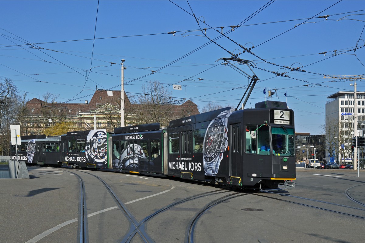 Be 4/6 S 669 zusammen mit dem B 1458 und der Werbung für Michael Kors, anlässlich der Messe Basel World 15, auf der Linie 2 fährt zur Haltestelle am Bahnhof SBB. Die Aufnahme stammt vom 13.03.2015.