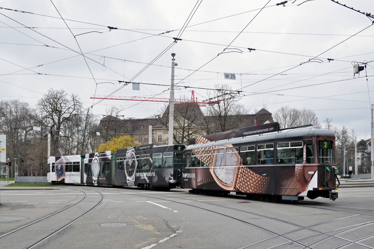 Be 4/6 S 675 und der B 1459, mit einer Uhren Werbung für Emporio Armani, verlässt die Haltestelle der Linie 2 am Bahnhof SBB. Die Aufnahme stammt vom 08.03.2016.