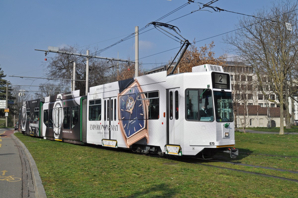 Be 4/6 S 675 mit einer Emporio Armani Werbung, anlässlich der Basel World 2016, fährt zur Haltestelle Bahnhof SBB. Die Aufnahme stammt vom 01.03.2016.