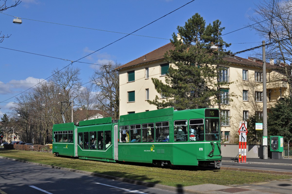 Be 4/6 S 676 auf der Linie 15 kurz nach der Haltestelle Grosspeterstrasse. Die Aufnahme stammt vom 25.02.2015.