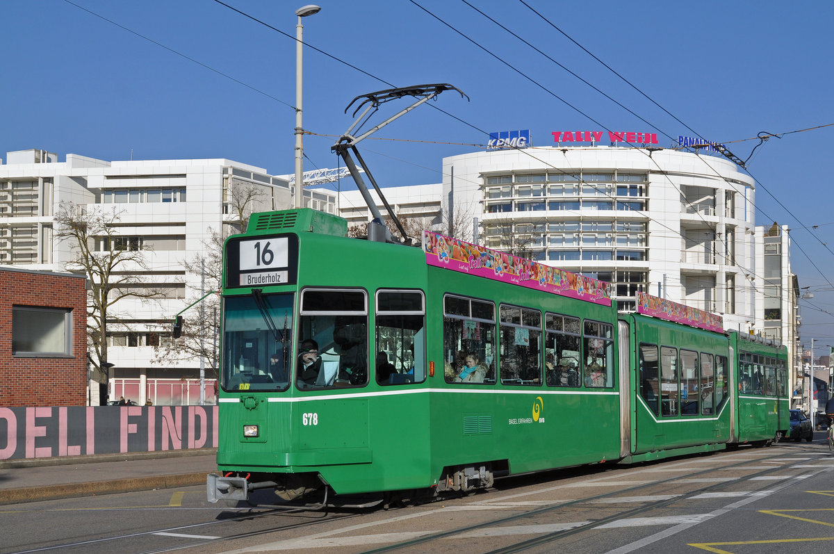 Be 4/6 S 678, auf der Linie 16, fährt zur Haltestelle IWB. Die Aufnahme stammt vom 30.11.2016.