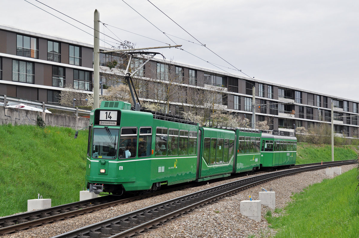 Be 4/6 S 678 zusammen mit dem B 1478, auf der Linie 14, fahren zur Haltestelle Freidorf. Die Aufnahme stammt vom 08.04.2016.