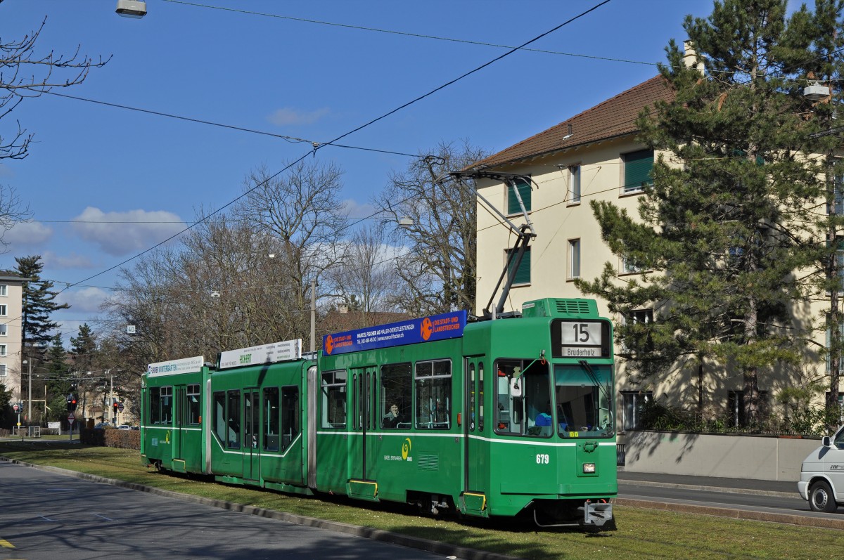 Be 4/6 S 679 auf der Linie 15 kurz vor der Haltestelle Grosspeterstrasse. Die Aufnahme stammt vom 25.02.2015.