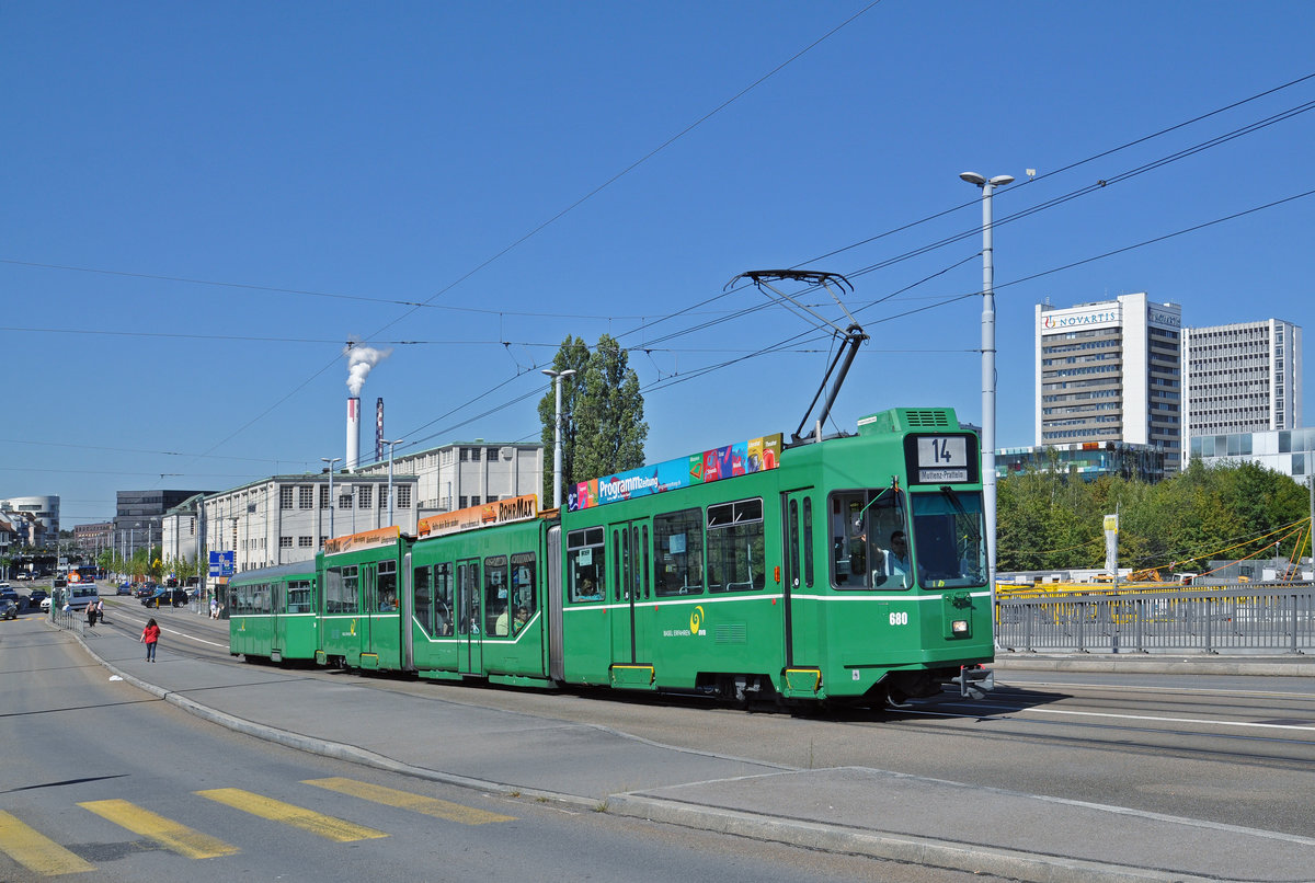 Be 4/6 S 680 zusammen mit dem B 1499, auf der Linie 14, verlassen die Haltestelle Novartis Campus. Die Aufnahme stammt vom 07.09.2016.