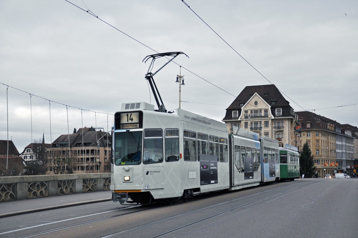 Be 4/6 S 683 mit der Pro Innerstadt Werbung zusammen mit dem B 1437 auf der Linie 14 überquert die Mittlere Rheinbrücke. Die Aufnahme stammt vom 20.12.2014.