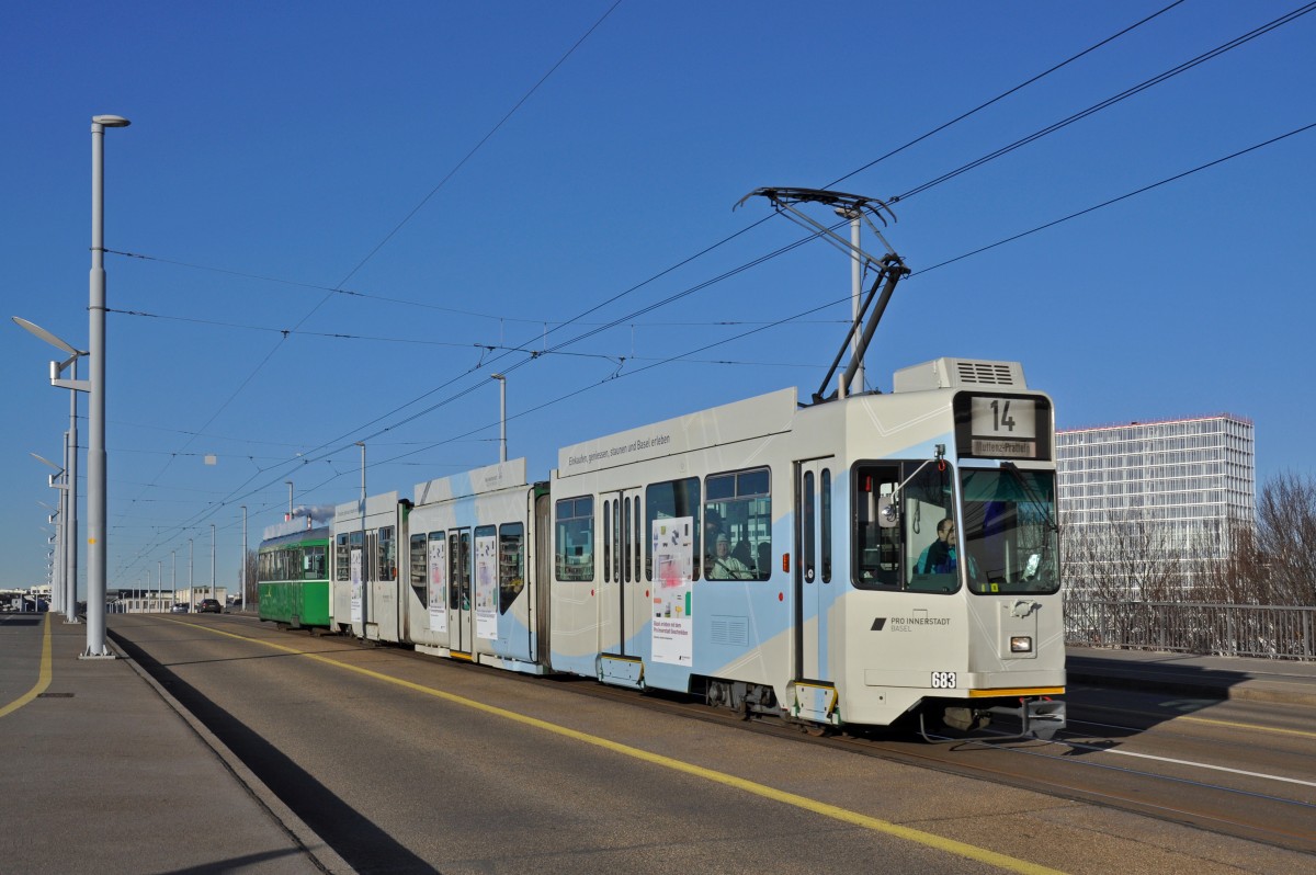 Be 4/6 S 683 mit der Pro Innerstadt Werbung zusammen mit dem B 1437 überqueren die Dreirosenbrücke. Die Aufnahme stammt vom 13.01.2015.
