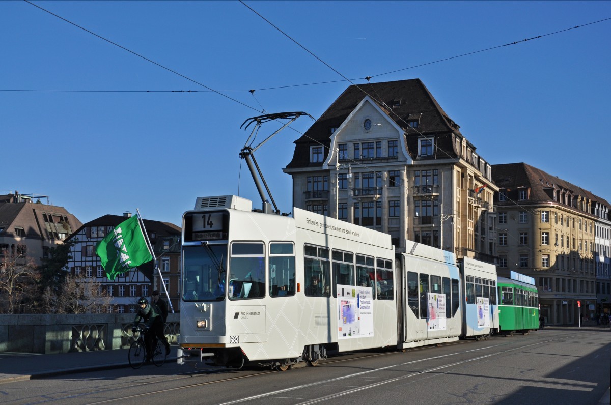 Be 4/6 S 683 mit der Pro Innerstadt Werbung zusammen mit dem B 1437 auf der Linie 14 überqueren die Mittlere Rheinbrücke. Die Aufnahme stammt vom 13.01.2015.