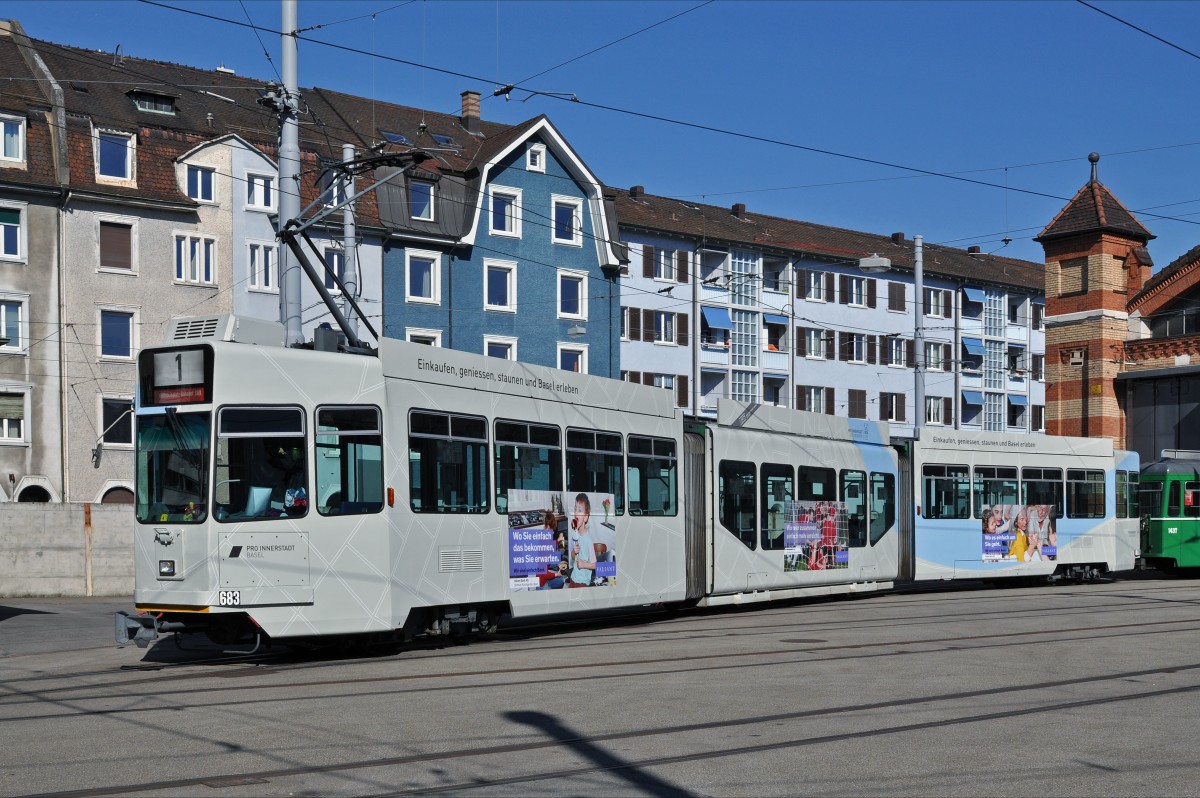 Be 4/6 S 683 mit der Werbung für Pro Innerstadt hat neue Seitenbilder mit Werbung für die Bank Vontobel erhalten. Hier steht der Wagen auf dem Hof des Depots Wiesenplatz. Die Aufnahme stammt vom 06.04.2015.