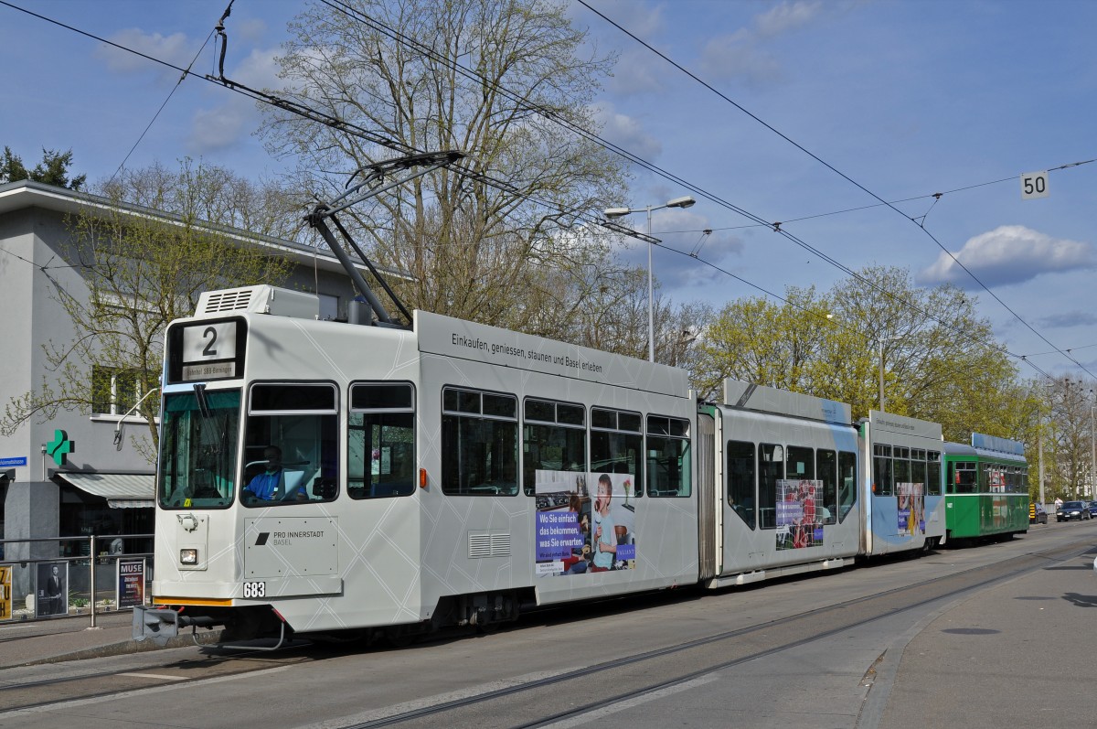 Be 4/6 S 683 mit der Pro Innerstadt Werbung zusammen mit dem B 1437 auf der Linie 2 bedient die Haltestelle ZOO Dorenbach. Die Aufnahme stammt vom 13.04.2015.