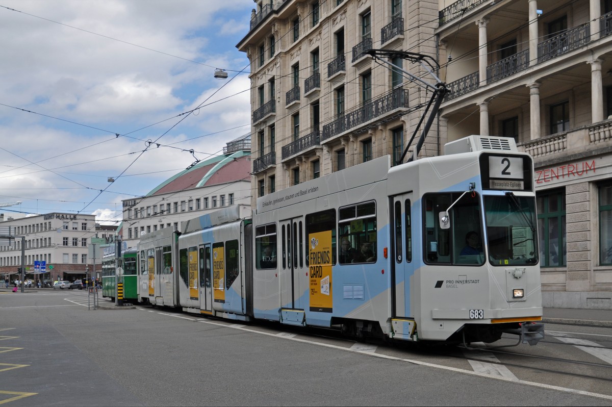 Be 4/6 S 683 mit der Pro Innerstadt Werbung hat neue Seitenkleber erhalten. Hier fährt der Wagen auf der Linie 2 zusammen mit dem B 1437 zur Haltestelle Bahnhof SBB. Die Aufnahme stamme vom 07.05.2015.