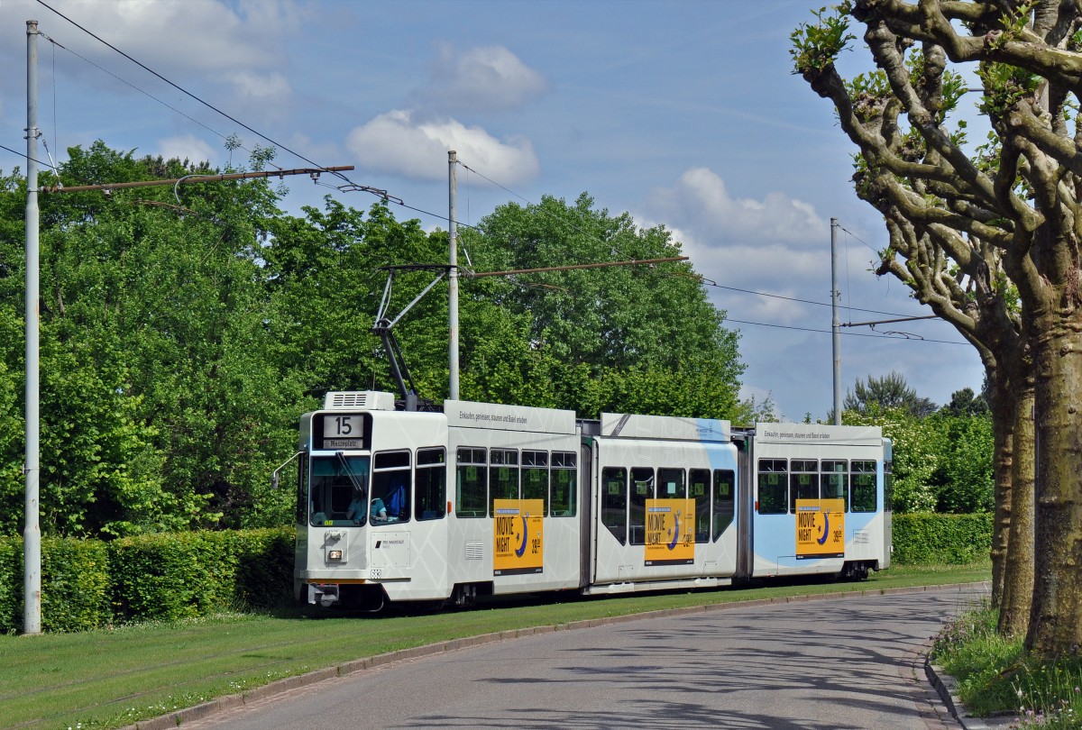 Be 4/6 S 683 mit der Pro Innerstadt Werbung hat neue Seitenkleber erhalten. Nun ist der  Be 4/6 S solo auf den Linien 15/16 unterwegs. Hier fährt der Wagen auf der Linie 15 zur Haltestelle Studio Basel. Die Aufnahme stammt vom 17.05.2015. 