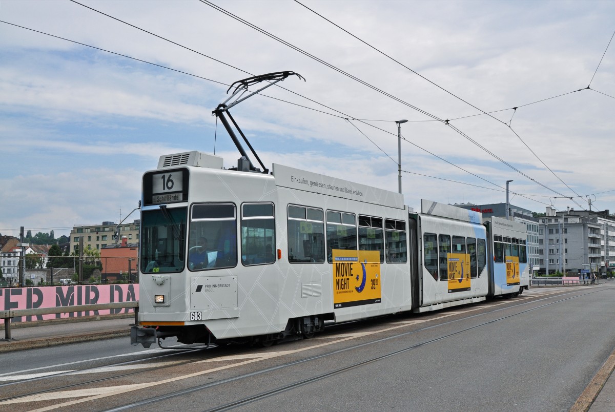 Be 4/6 S 683 mit der Pro Innerstadt Werbung hat neue Seitenkleber erhalten. Nun ist der Be 4/6 S solo auf den Linien 15/16 unterwegs. Hier fährt der Wagen auf der Linie 16 zur Haltestelle Markthalle. Die Aufnahme stammt vom 16.05.2015.