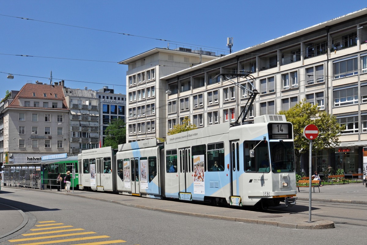 Be 4/6 S 683, mit der Pro Innerstadt Werbung, auf der Linie 14 verlässt die Haltestelle Claraplatz. Die Aufnahme stammt vom 24.06.2015.