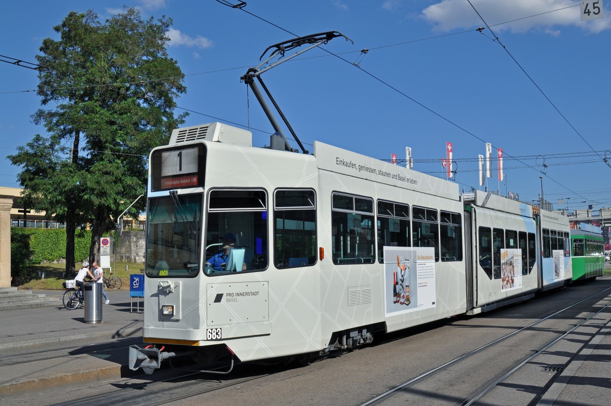 Be 4/6 S 683, mit der Pro Innerstadt Werbung, zusammen mit dem B 1450 auf der Linie 1 warten an der Endstation beim Badischen Bahnhof. Die Aufnahme stammt vom 24.06.2015.