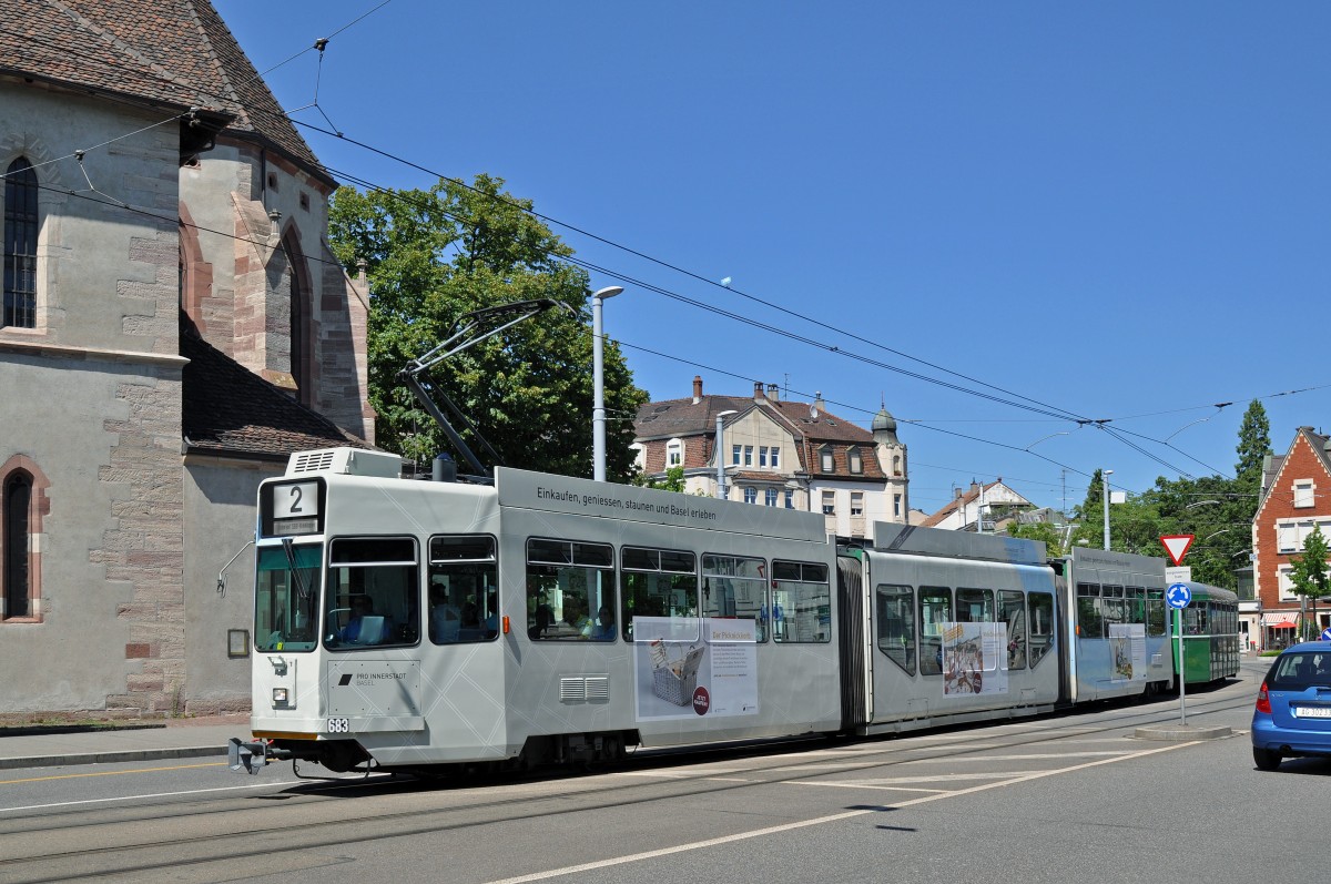 Be 4/6 S 683, mit der Pro Innerstadt Werbung, zusammen mit dem B 1450 auf der Linie 2 fahren zur Haltestelle Kunstmuseum. Die Aufnahme stammt vom 03.08.2015.