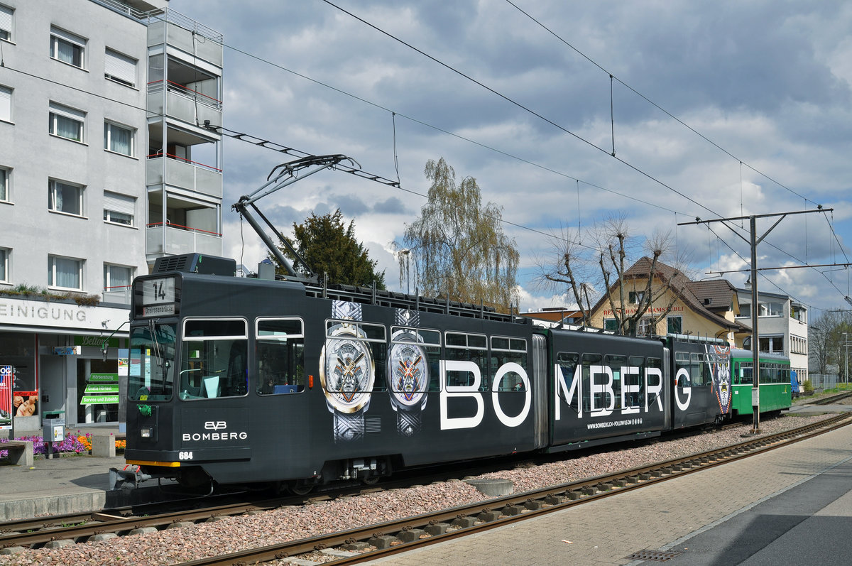 Be 4/6 S 684, mit einer Werbung für Bomberg Uhren, wartet zusammen mit dem B 1460 an der Endstation der Linie 14 in Pratteln. Die Aufnahme stammt vom 06.04.2016.