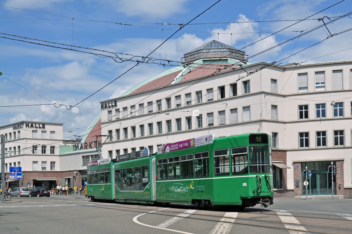 Be 4/6 S 685 auf der wegen einem Polizeieinsatz in der Innerstadt umgeleiteten Linie 16, wendet am Bahnhof SBB und fährt via Markthalle wieder auf das Bruderholz. Die Aufnahme stammt vom 13.07.2015.