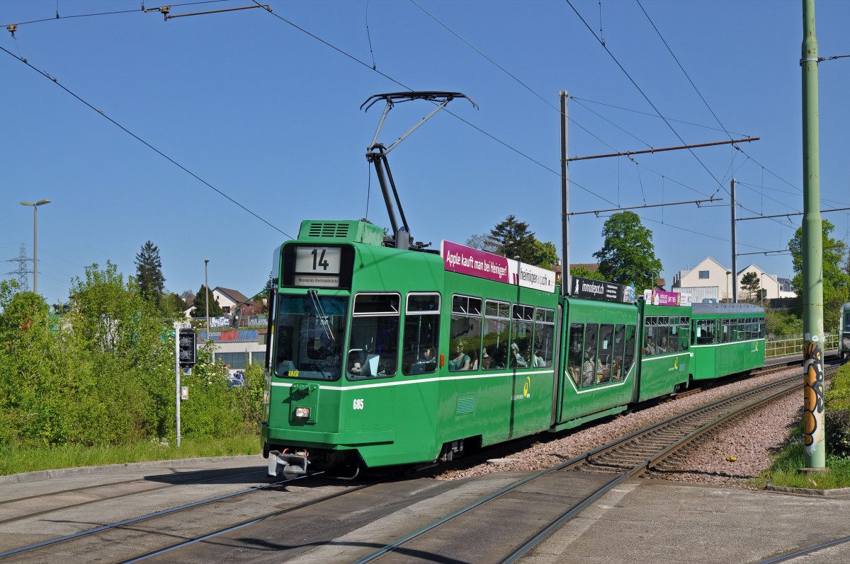 Be 4/6 S 685 zusammen mit dem B 1457 auf der Linie 14 beim Schänzli. Die Aufnahme stammt vom 22.04.2015.