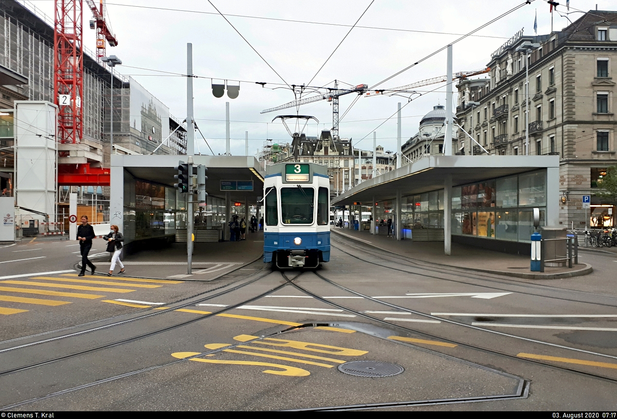 Be 4/6 (Tram 2000), Wagen 2064 und 2???, verlassen die Haltestelle Zürich, Bahnhofplatz/HB (CH).
(Smartphone-Aufnahme)

🧰 Verkehrsbetriebe Zürich (VBZ)
🚋 Linie 3 Klusplatz–Albisrieden 
🕓 3.8.2020 | 7:17 Uhr