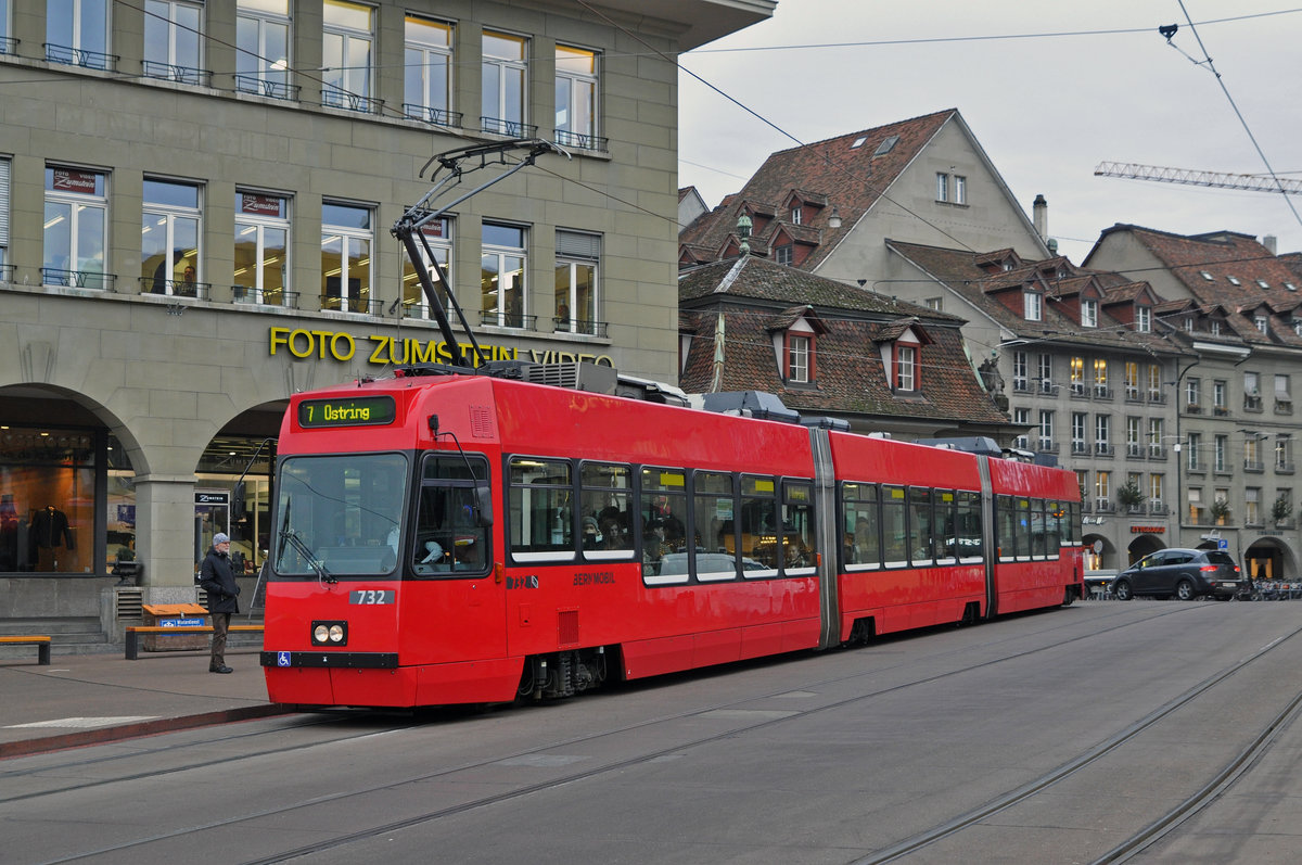 Be 4/6 Vevey Tram 732, auf der Linie 7, bedient die Haltestelle beim Casinoplatz. Die Aufnahme stammt vom 19.12.2018.