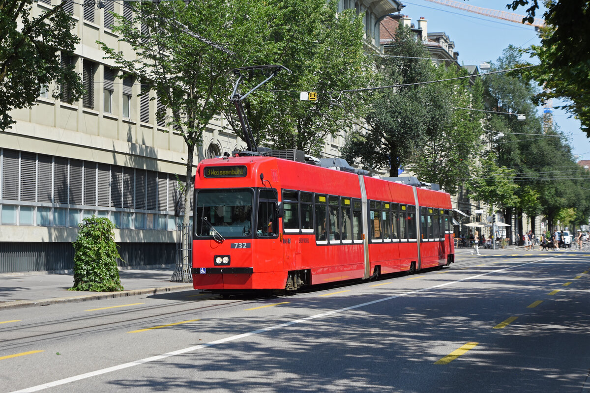 Be 4/6 Vevey Tram 732, auf der Linie 3, fährt durch die Bundesgasse. Die Aufnahme stammt vom 21.08.2021.