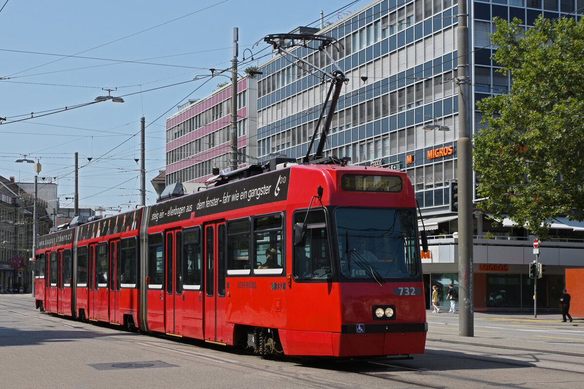 Be 4/6 Vevey Tram 732, auf der Linie 3, fährt zur Haltestelle beim Bahnhof Bern. Die Aufnahme stammt vom 21.08.2021.