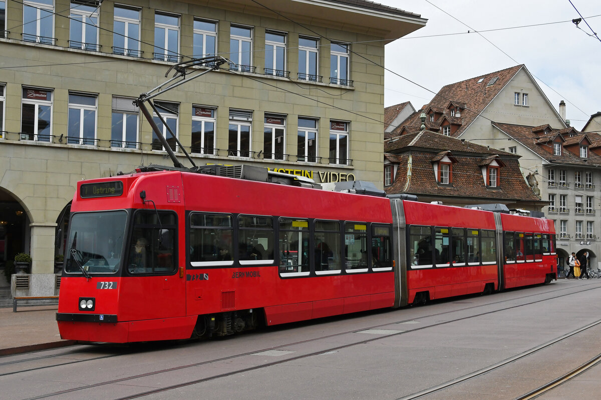 Be 4/6 Vevey Tram 732, auf der Linie 7, bedient am 17.04.2023 die Haltestelle Zytglogge beim Casinoplatz.