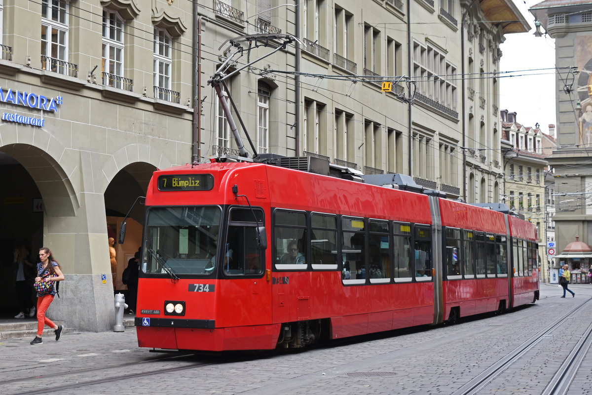 Be 4/6 Vevey Tram 734, auf der Linie 7, fährt durch die Marktgasse. Die Aufnahme stammt vom 24.04.2019.