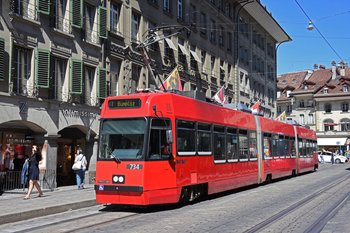 Be 4/6 Vevey Tram 734, auf der Linie 7, bedient am 08.07.2022 die Haltestelle Bärenplatz.