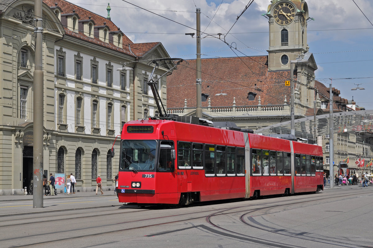 Be 4/6 Vevey Tram 735, auf der Linie 8, fährt zur Haltestelle beim Bubenbergplatz. Die Aufnahme stammt vom 22.05.2018.