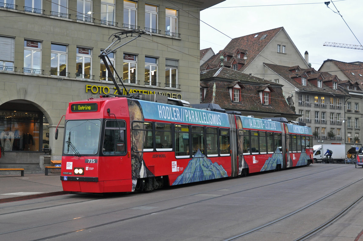 Be 4/6 Vevey Tram 735 mit einer Werbung für eine Hodler Ausstellung, auf der Linie 7 bedient die Haltestelle beim Casinoplatz. Die Aufnahme stammt vom 19.12.2018.