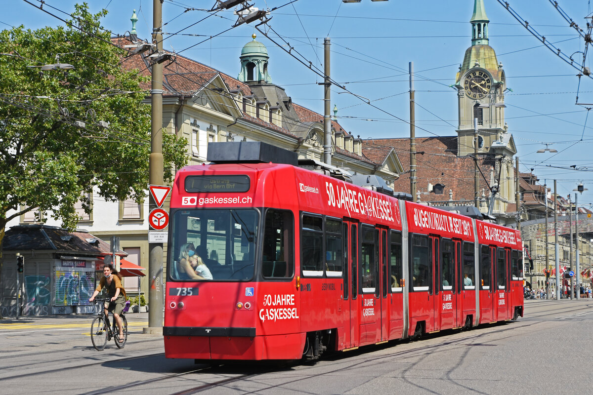 Be 4/6 Vevey Tram 735 mit der Werbung für 50 Jahre Gaskessel, auf der Linie 7, fährt zur Haltestelle beim Bahnhof Bern. Die Aufnahme stammt vom 21.08.2021.