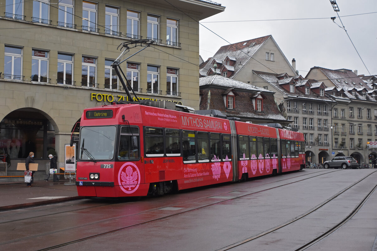 Be 4/6 Vevey Tram 735 mit der Werbung für die Ausstellung Mythos Samurai, auf der Linie 7, fährt bei der Haltestelle beim Casinoplatz ein. Die Aufnahme stammt vom 06.12.2021.