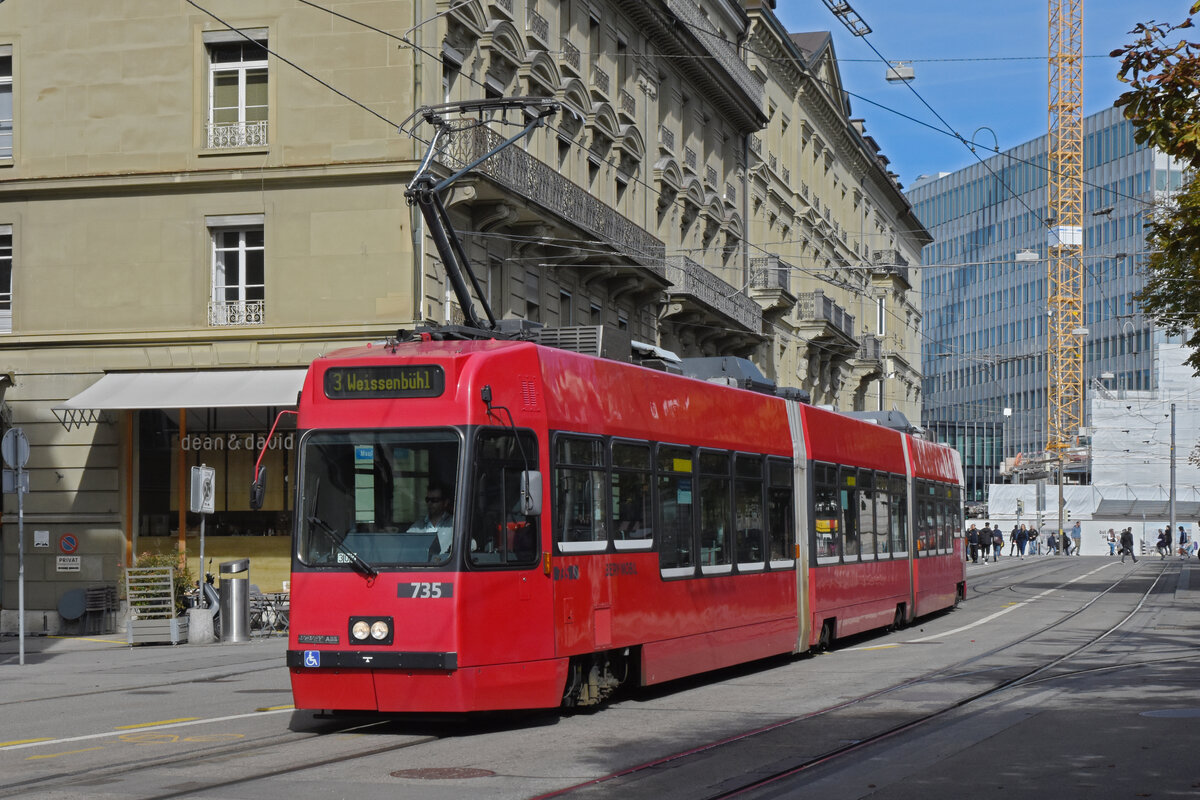 Be 4/6 Vevey Tram 735, auf der Linie 3, verlässt am 04.10.2022 die Haltestelle Hirschengraben.