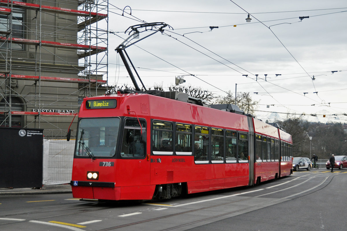 Be 4/6 Vevey Tram 736, auf der Linie 7, fährt zur Haltestelle Zytglogge. Die Aufnahme stammt vom 19.12.2018.