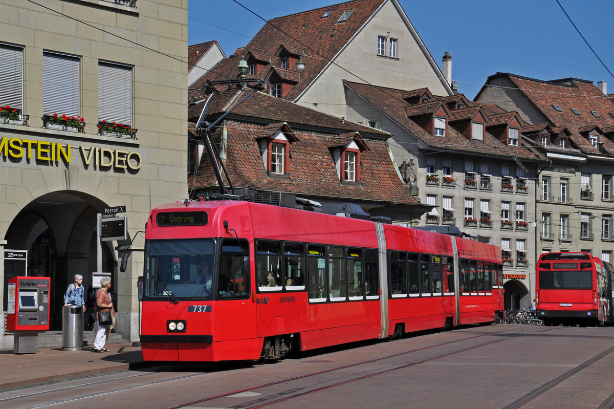 Be 4/6 Vevey Tram 737, auf der Linie 7, bedient die Haltestelle beim Casinoplatz. Die Aufnahme stammt vom 09.07.2018.