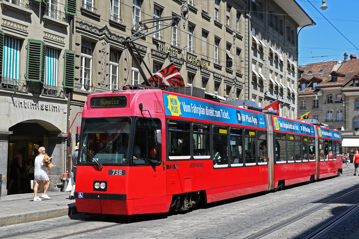Be 4/6 Vevey Tram 738, auf der Linie 7, bedient am 20.07.2023 die Haltestelle Bärenplatz.