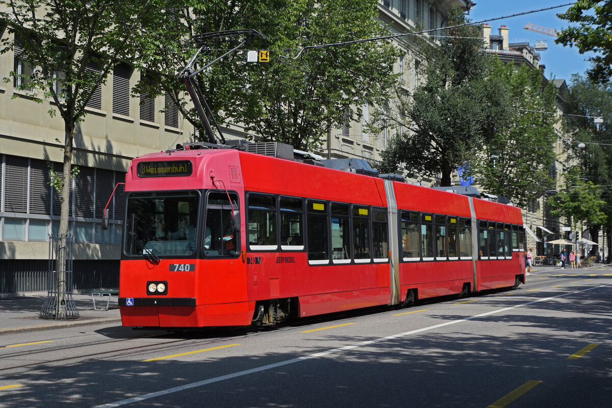 Be 4/6 Vevey Tram 740, auf der Linie 3, fährt durch die Bundesgasse. Die Aufnahme stammt vom 21.08.2021.