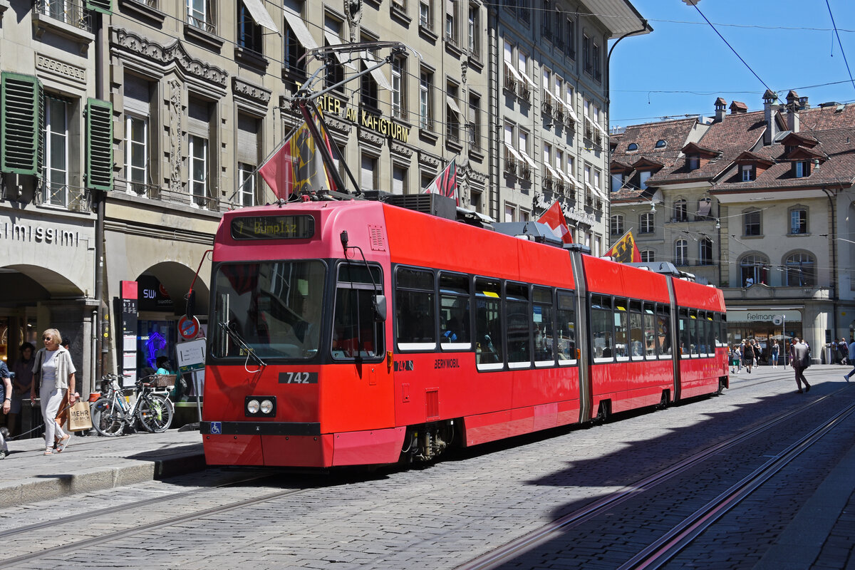Be 4/6 Vevey Tram 742, auf der Linie 7, bedient am 08.07.2022 die Haltestelle Bärenplatz.