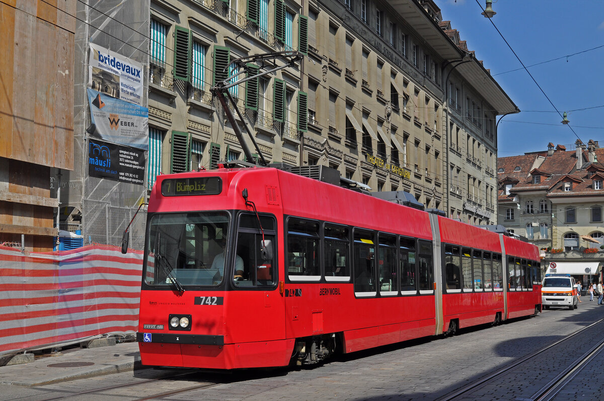 Be 4/6 Vevey Tram 742, auf der Linie 7, bedient am 12.08.2015 die Haltestelle Bärenplatz.