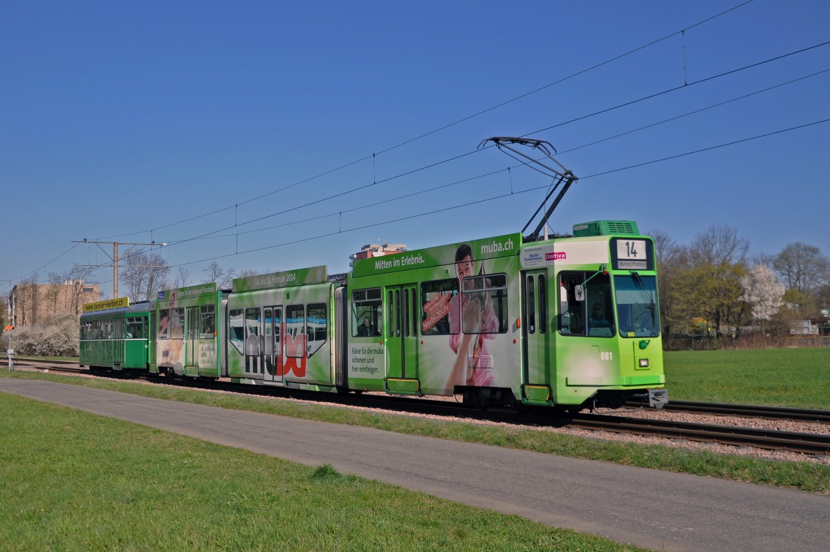 Be 4/6S 661 und der B 1448 auf der Linie 14 kurz vor der Haltestelle Lachmatt. Die Aufnahme stammt vom 20.03.2014.