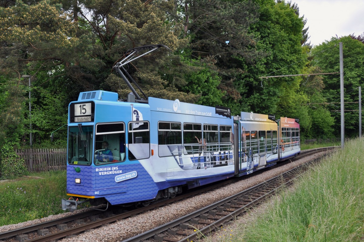 Be 4/6S 662 mit der Werbung für die Basler Personenschifffahrt auf der Linie 15/16 kurz vor der Haltestelle Lerchenstrasse. Die Aufnahme stammt vom 29.04.2014.