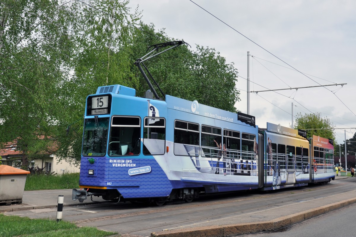 Be 4/6S 662 mit der Werbung für die Basler Personenschifffahrt auf der Linie 15/16 an der Endstation Bruderholz. Die Aufnahme stammt vom 29.04.2014.