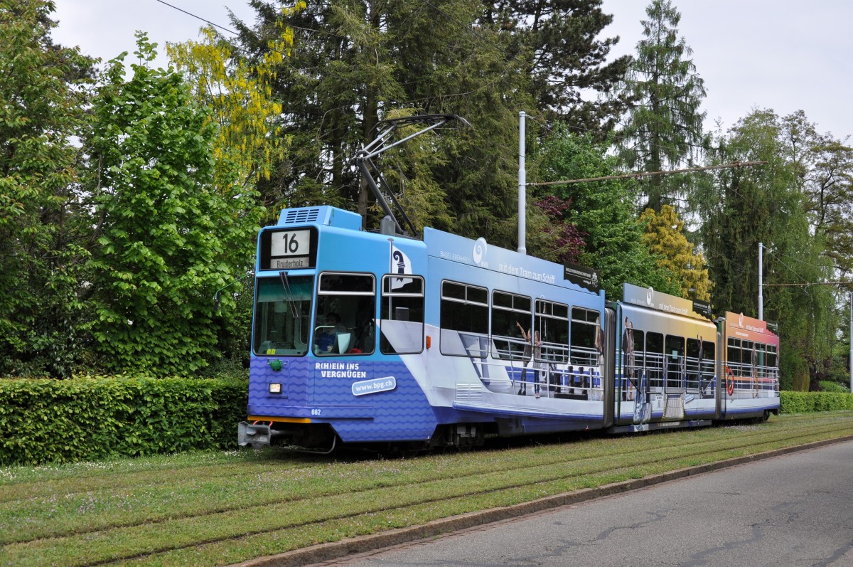 Be 4/6S 662 mit der Werbung für die Basler Personenschifffahrt auf der Linie 15/16 kurz vor der Haltestelle Hauensteinstrasse. Die Aufnahme stammt vom 24.04.2014.